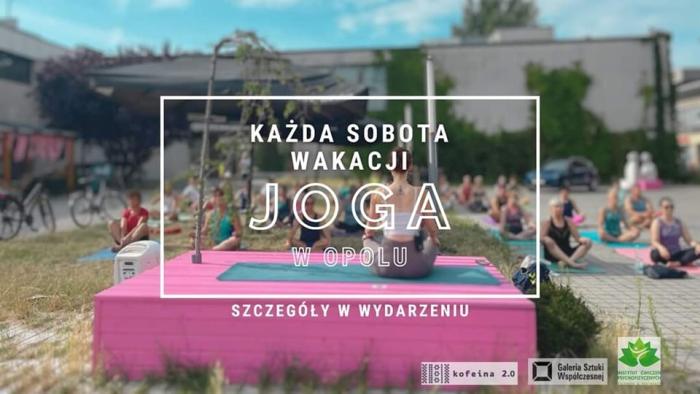 zdjęcie ukazujące plac za GSW, podest oraz osoby uprawiające jogę, napis: Joga w każdą sobotę wakacji.