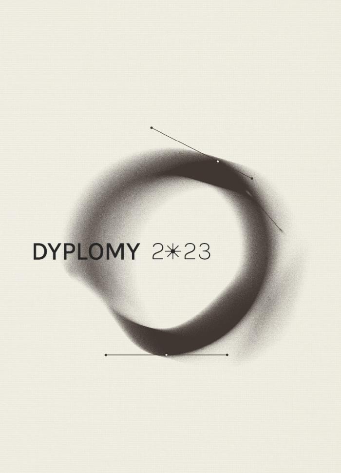 banerek informacyjny z napisem dyplomy 2023, jasne tło, okrąg na środku, ciemny obryś koła.