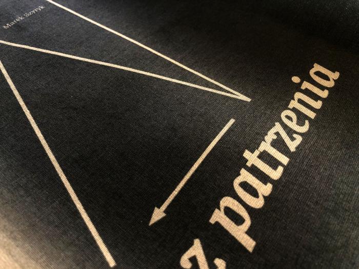 okładka książki ćwiczeni z patrzenia. brązowe tło, linie i strzałka. 