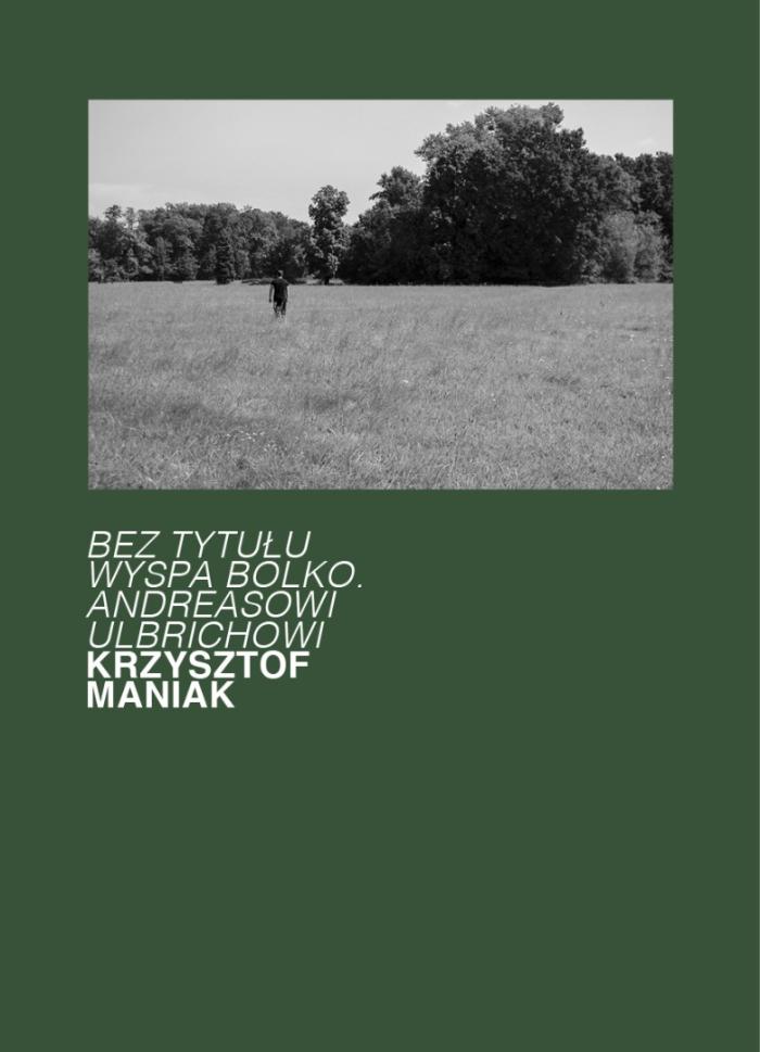 na zdjęciu mężczyzna zwrócony tyłem do widza, stoi na łące w otoczeniu drzew. napis Krzysztof Maniak, bez tytułu