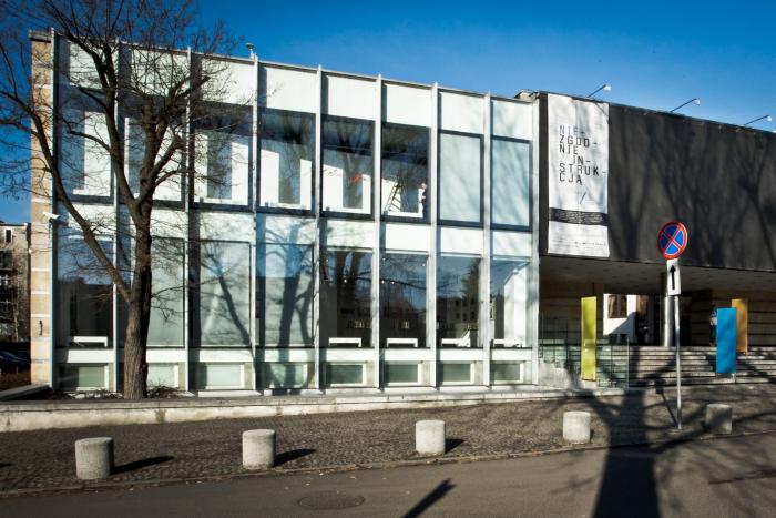 zdjęcie ukazujące fasadę Galerii_Sztuki_Współczesnej
