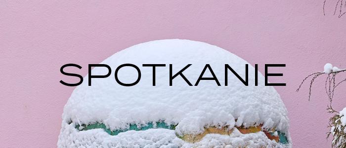 banerek z napisem: spotkanie, na różowym tle, fragment kuli ze śniegiem. 