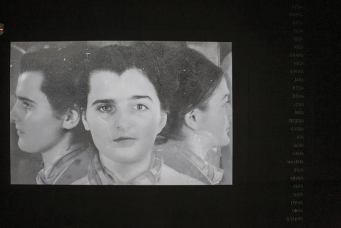 zdjęcie ukazujące fragment wystawy, twarz kobiety 