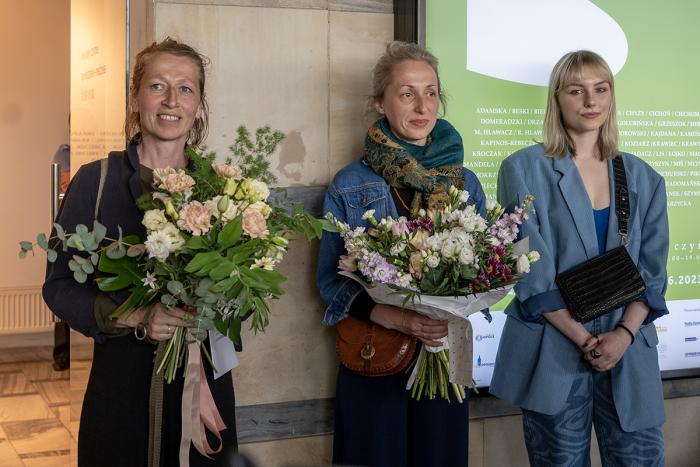 zdjęcie ukazuje 3 artystki, laureatki salonu