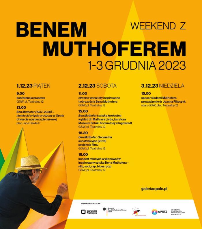 baner informacyjny, napis Weekend z benem muthoferem, na zdjęciu mężczyzna maluje po rzeźbie, opis programu.
