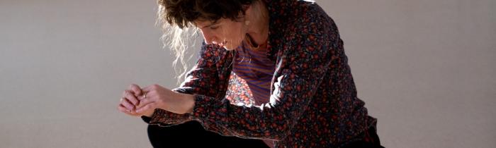 zdjęcie ukazujące kucającą kobietę, warsztaty ruchowe