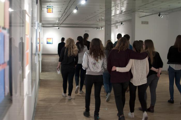 Oprowadzanie-młodzieży-z-liceów-po-wystawie