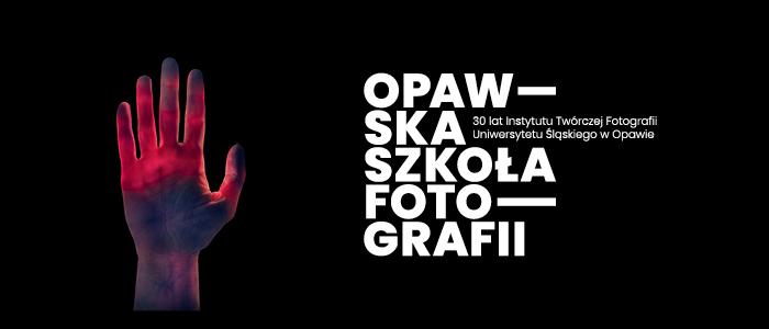 baner informacyjny, tytuł wystawy oraz fragment fotografii ukazującej rękę
