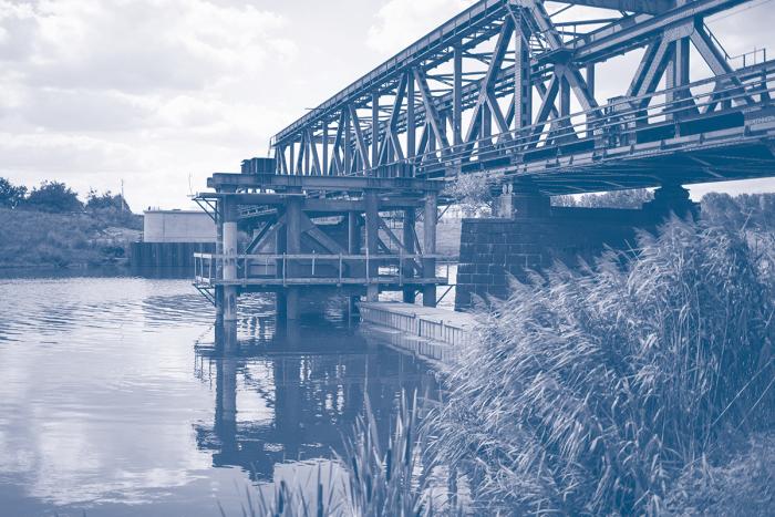 foto Odry i mostu kolejowego. niebieski filtr. 