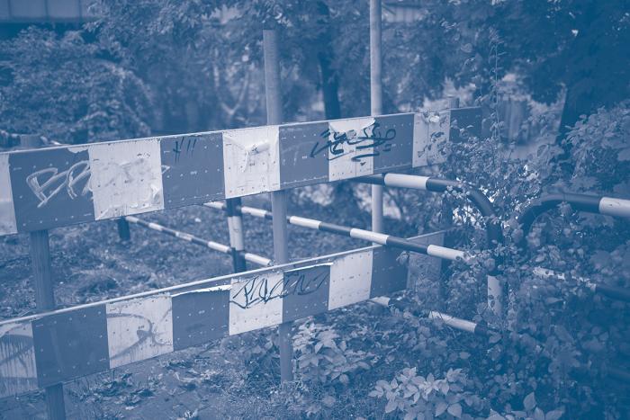 zdjęcie zakazu przejścia pod wiaduktem na Pasiece