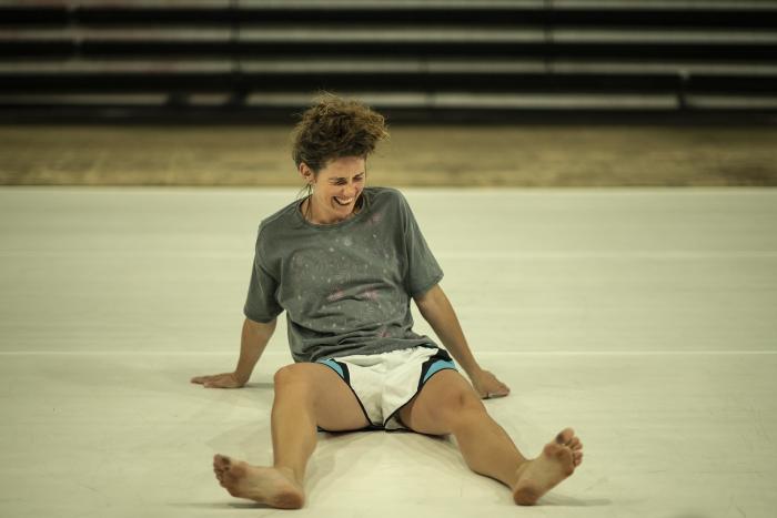 Natalia Iwaniec siedząca na podłodze