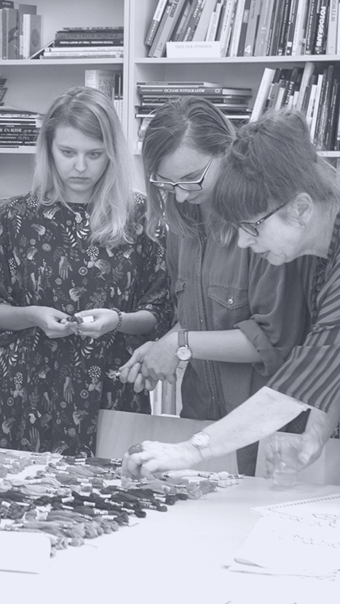 trzy osoby przy stole, wykonują prace plastyczną