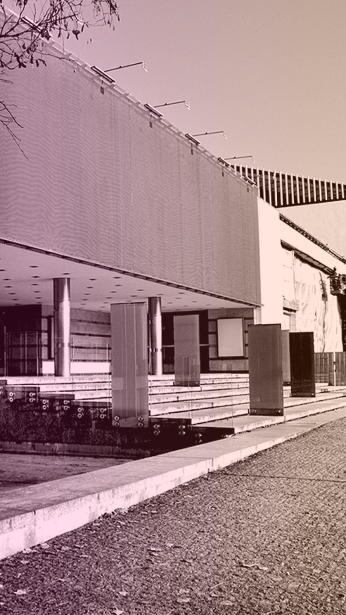 zdjęcie ukazuje wejście do galerii, w tle budynek teatru