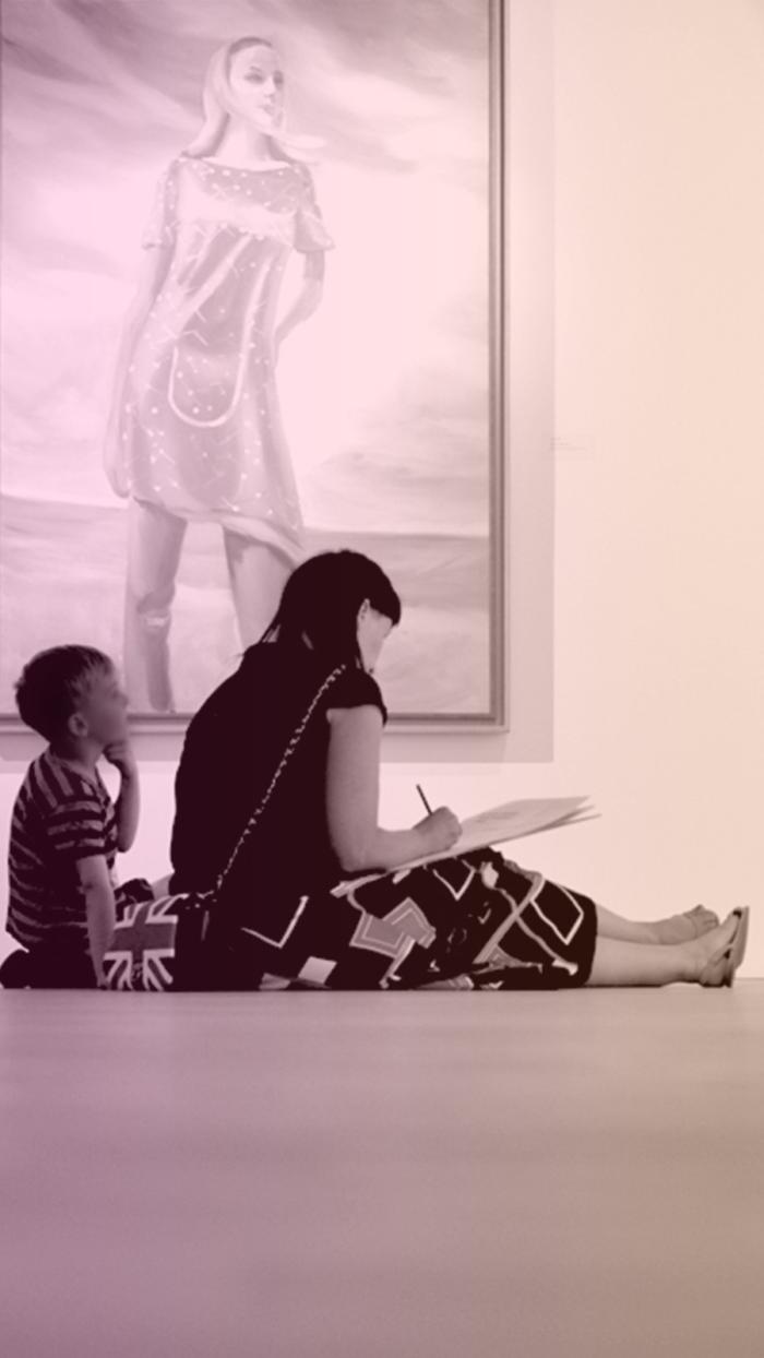 zdjęcie matki i dziecka siedzących na podłodze w galerii, patrzą na obraz