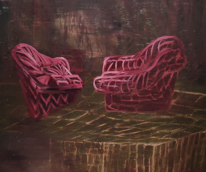 obraz autorstwa Agaty Nowosielskiej przedstawia dwa fioletowe fotele usytuowane na przeciwko siebie w nieokreśonym szarym pomieszczeniu