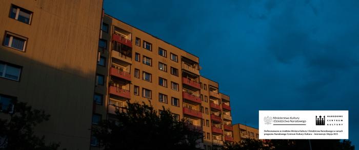 zdjęcie ukazuje blok z wielkiej płyty