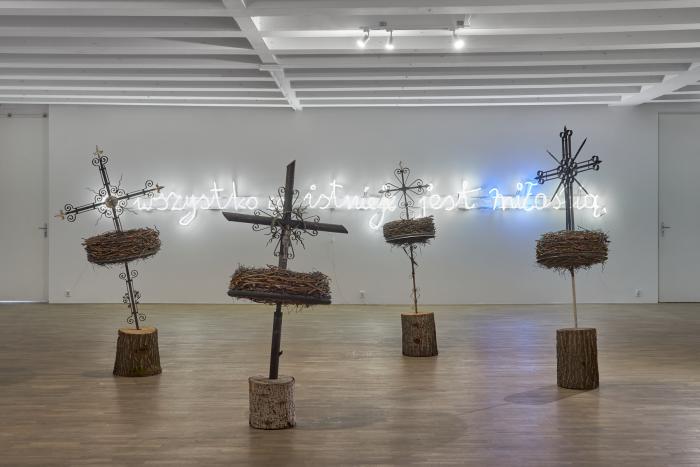 widok wystawy, chcąc pogodzić wszystkich..., w pierwszym planie instalacja Daniela Rycharskigo