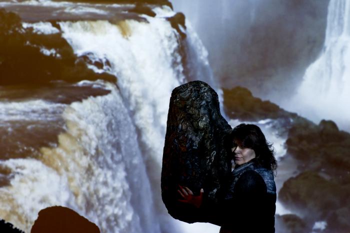 fotka z artystką  na tle wodowspadu