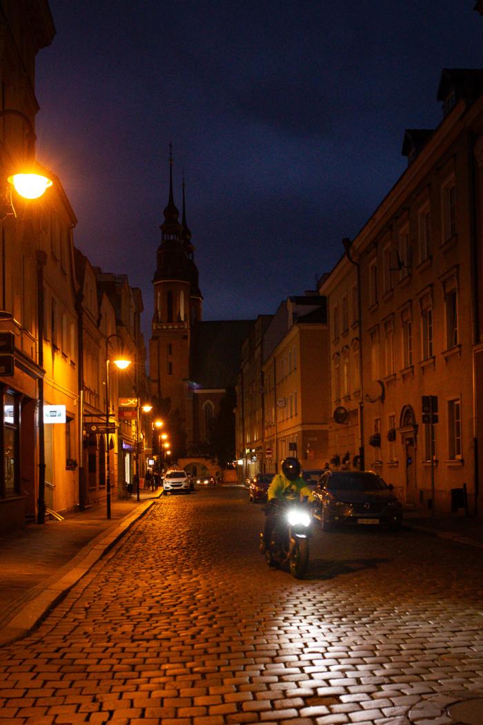 zdjęcie ukazuje widok na uliczkę w Opolu, w tle katedra, klimat wieczoru
