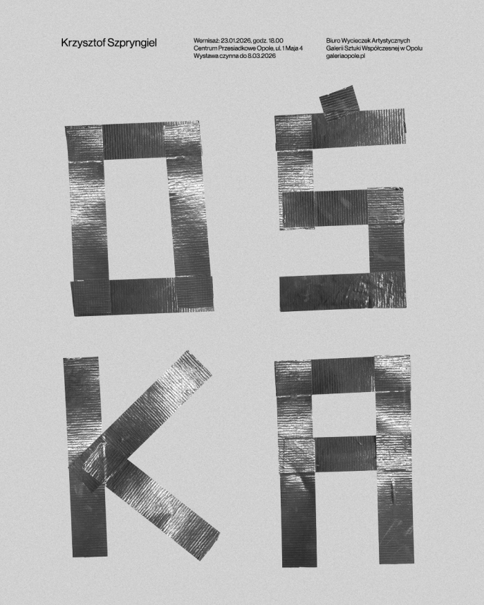 baner informacyjny, wystawa Ośka, Krzysztof Szpryngiel, baner eksponuje tytuł wystawy na szarym tle