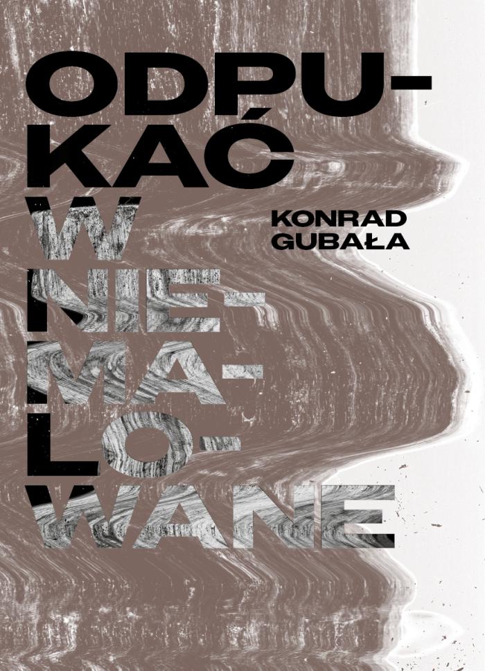 wystawa - plakat informacyjny z napisem Odpukać w niemalowane, Konrad Gubała, brązowe tło 